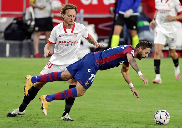 epa08713403 Sevilla FC&#039;s Ivan Rakitic (L) in action against UD Levante&#039;s Jose Luis Morales (R) during a Spanish LaLiga soccer match between Sevilla FC and UD Levante at Sanchez Pizjuan stadi ...