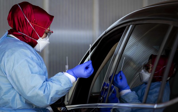 epaselect epa08319552 Drive-in where employees are tested for the coronavirus from their car at the AMC location at the Amsterdam UMC, The Netherlands, 24 March 2020. The hospital has prepared for the treatment of patients with the coronavirus.  EPA/ROBIN VAN LONKHUIJSEN