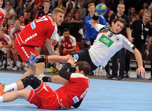 Z�rich Zuerich, Schweiz, Hallenstadion 5.11.2016 Handball, M�nner, EM-Qualifikationsspiel Schweiz vs. Deutschland 17 Samuel R�thlisberger, SUI; 3 Uwe GENSHEIMER, GER �ber Michal SVAJLEN, Schweiz

Zu ...