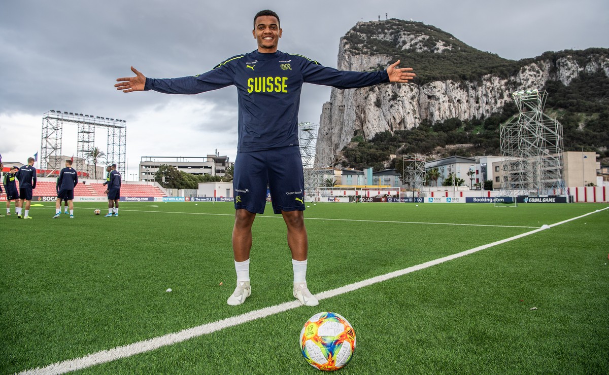 Foto: Toto Marti, 17.11.2019, Gibraltar: Nati Abschlusstraining im Victoria Stadium vor dem EM Qualifikationsspiel gegen Gibraltar. Manuel Akanji vor dem Training auf dem Kunstrasen.
