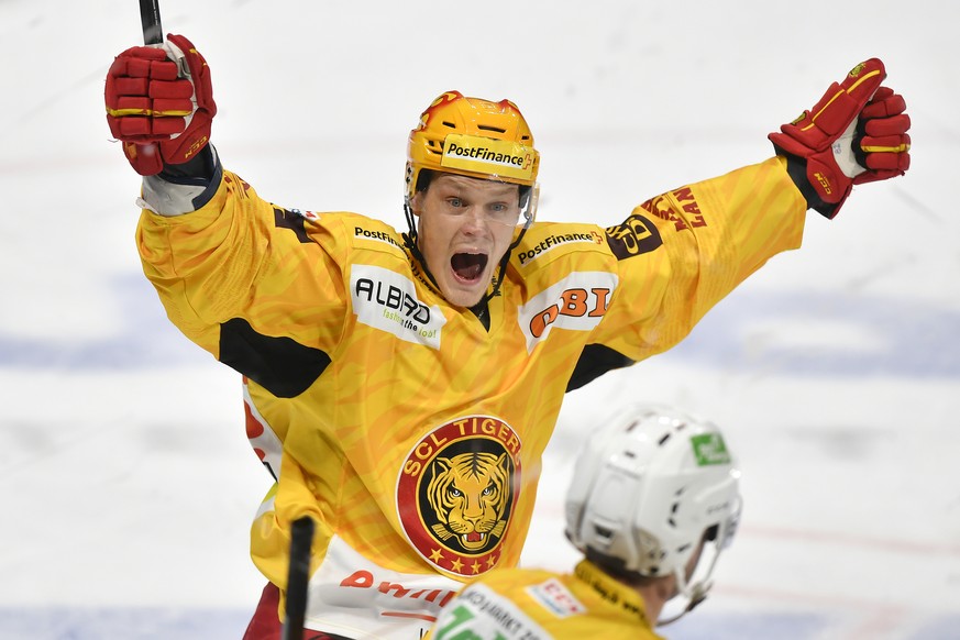 Der Tiger Harri Pesonen jubelt nach dem 2-3 beim Eishockeyspiel der National League ZSC Lions gegen die SCL Tigers in Zuerich am Donnerstag, 2. Januar 2020. (KEYSTONE/Walter Bieri)