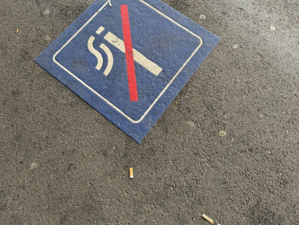 Kein seltenes SBB-Bild: Zigarettenstummel im Rauchverbot. Die Lungenliga bezeichnet die Regelung im öffentlichen Verkehr als «halbherzig».