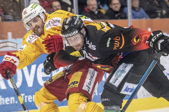 Berns, Jan Mursak, rechts, kaempft um den Puck, gegen Biels, Rajan Sataric, links, waehrend dem ersten Playoff Halbfinalspiel der National League, zwischen dem SC Bern und dem EHC Biel, am Dienstag 26 ...