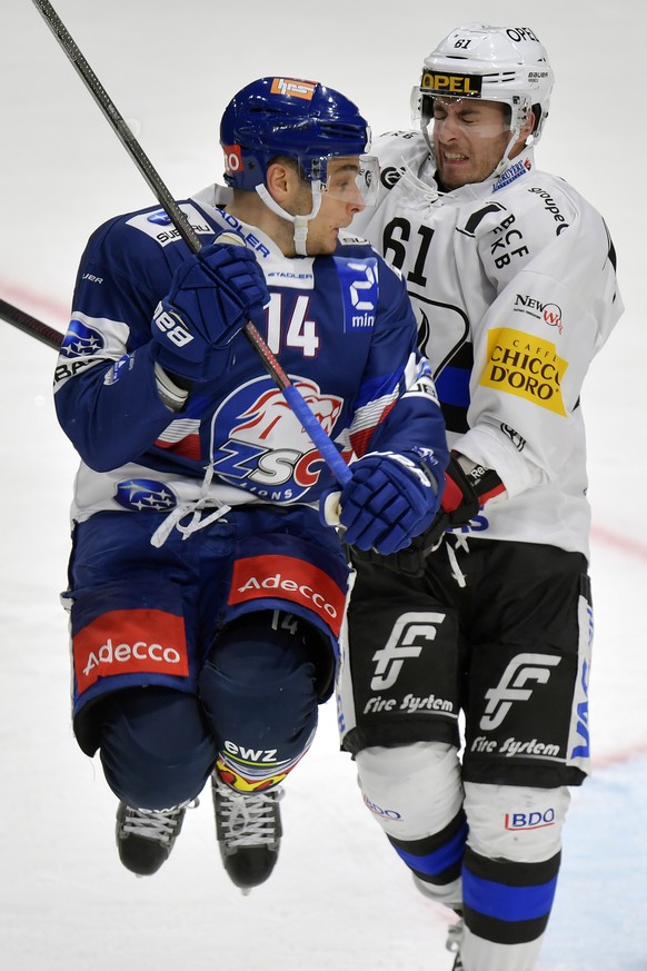 Der Zuercher Chris Baltisberger, links, gegen Lorenz Kienzle, rechts, von Fribourg beim Eishockeyspiel der National League ZSC Lions gegen den HC Fribourg Gotteron im Hallenstadion in Zuerich am Samst ...