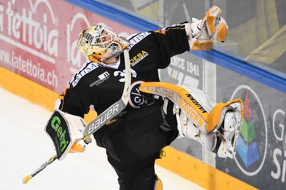 Lugano’s goalkeeper Elvis Merzlikins celebrates the 3:2 victory, during the preliminary round game of the National League A (NLA) Swiss Championship between HC Lugano and Geneve-Servette HC, in Lugano ...