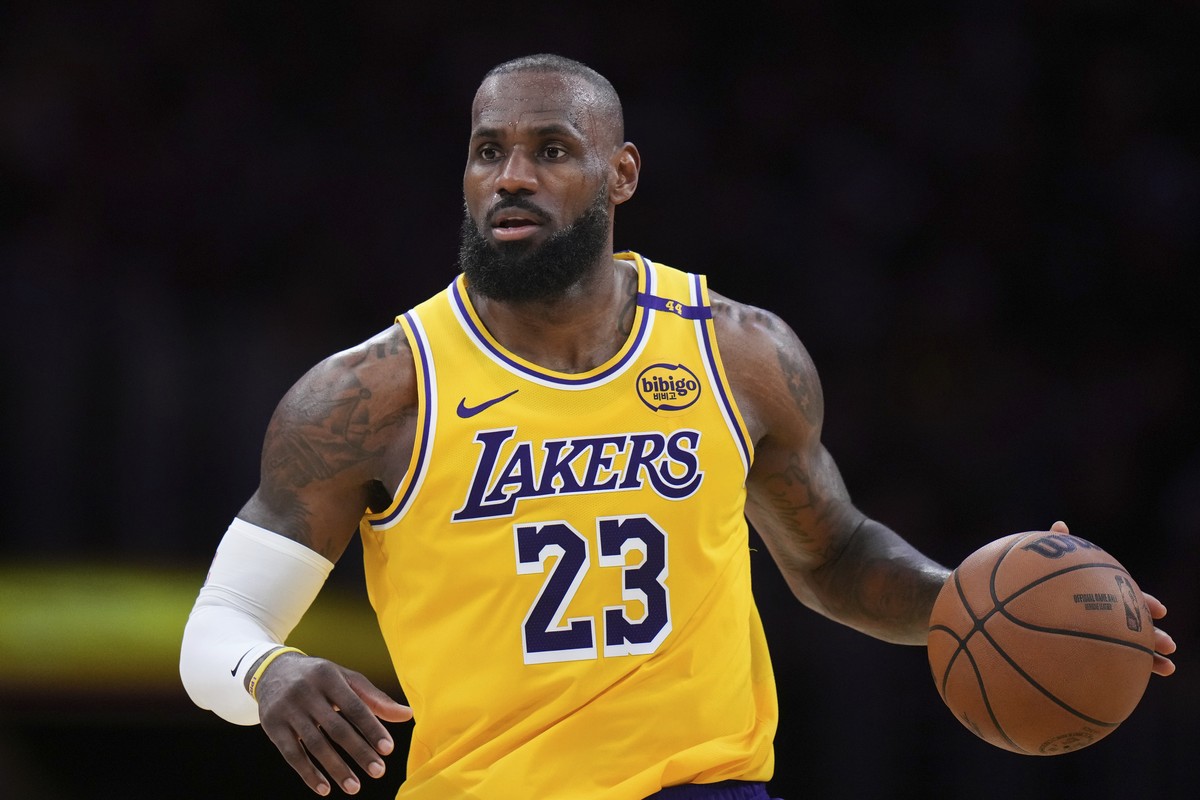 Los Angeles Lakers' LeBron James (23) dribbles during the second half of an NBA basketball game against the New Orleans Pelicans Tuesday, March 4, 2025, in Los Angeles. (AP Photo/Jae C. Hong)
Pel ...