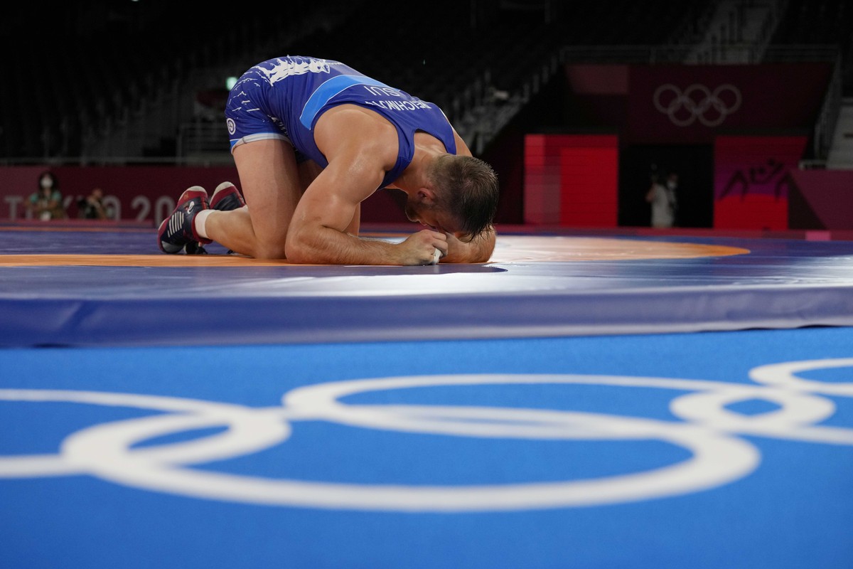 Switzerland's Stefan Reichmuth kneels after he lost against Uzbekistan's Shapiev Jayrail during the men's 86kg Freestyle wrestling repechage match at the 2020 Summer Olympics, Thursday, ...