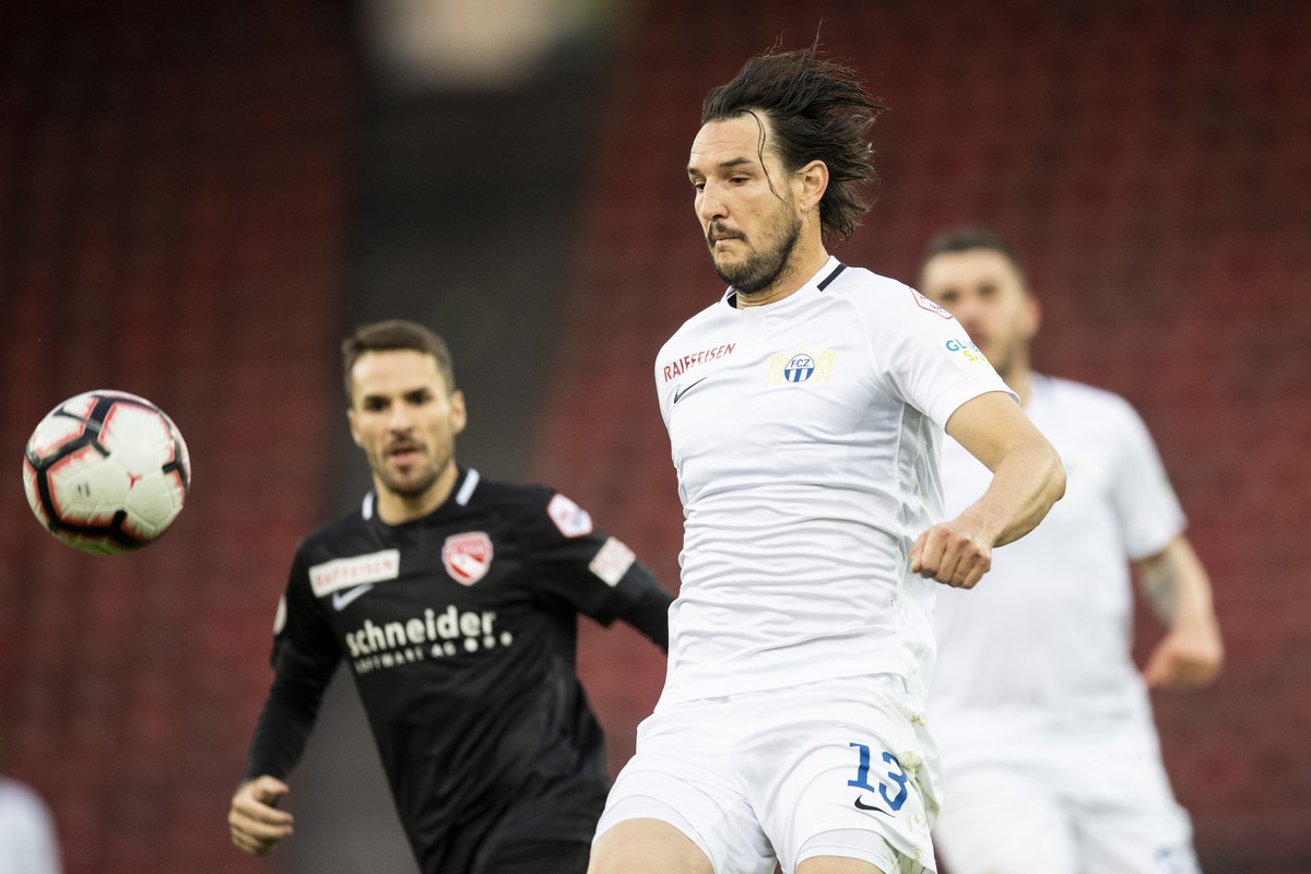 Zuerichs Alain Nef spielt den Ball im Fussball Meisterschaftsspiel der Super League zwischen dem FC Zuerich und dem FC Thun im Letzigrund, am Mittwoch, 15. Mai 2019 in Zuerich. (KEYSTONE/Ennio Leanza)