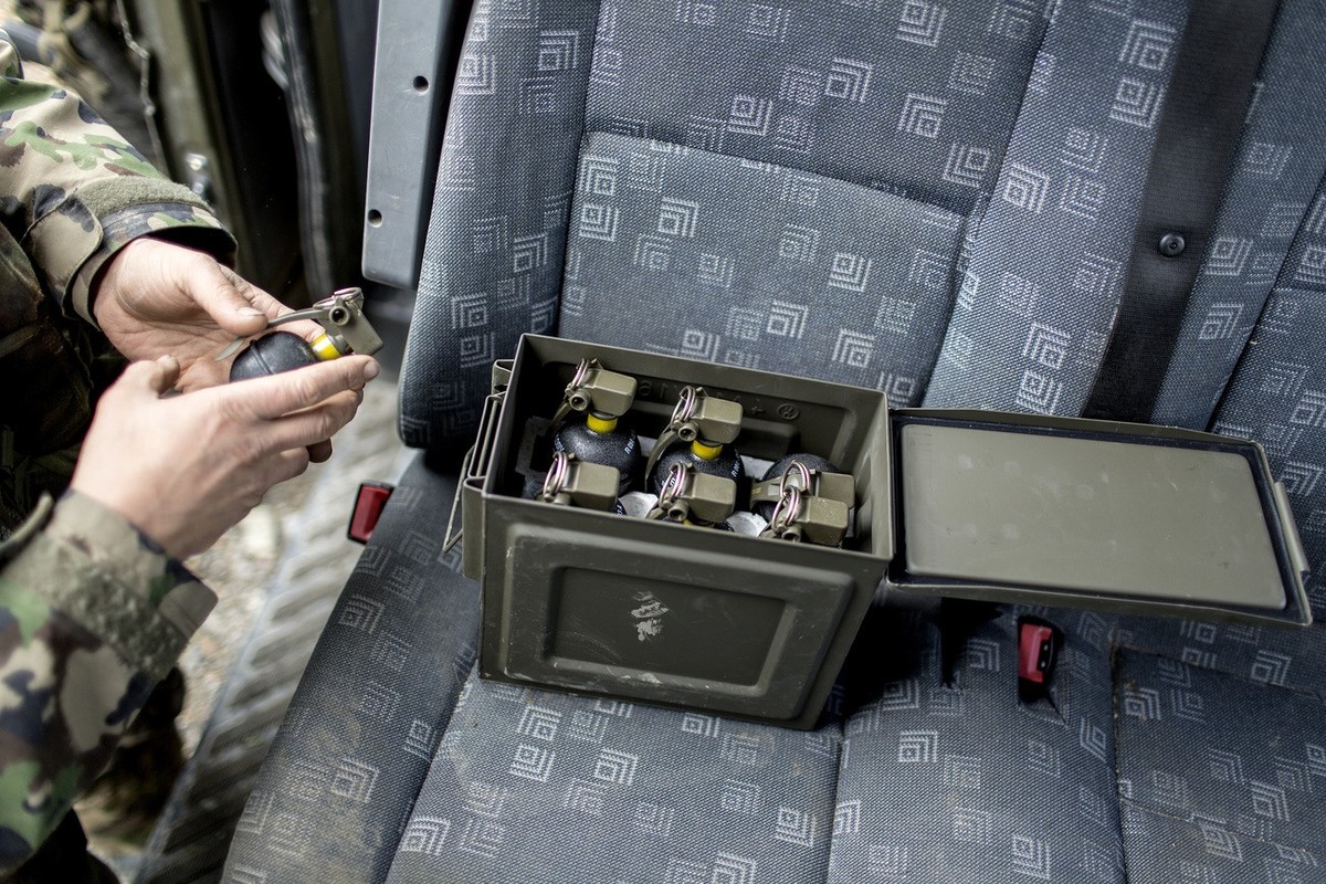 For the exercize, HG 85 practice grenades are distributed, pictured on June 17, 2013, in the recruit school for parascouts of the Swiss army in Altmatt, canton of Schwyz, Switzerland. (KEYSTONE/Gaetan ...