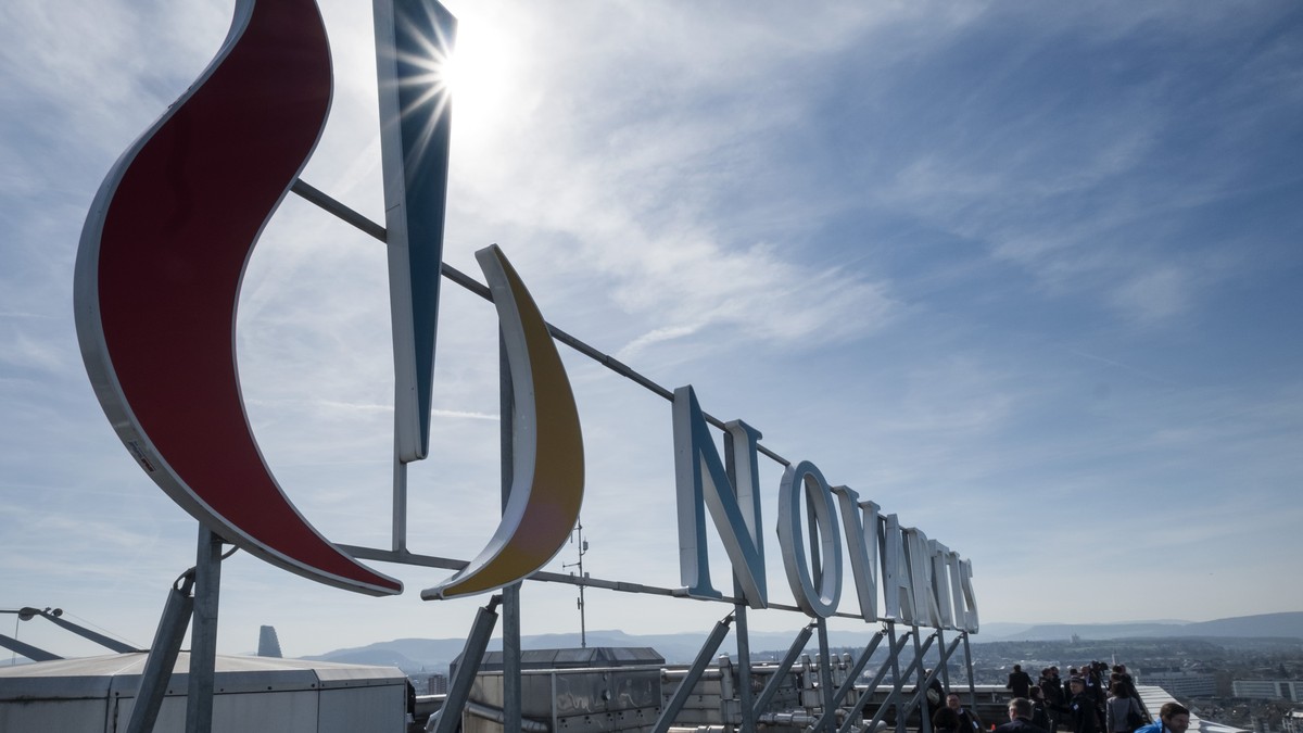 ARCHIVBILD ZUR SCHAFFUNG VON BIS ZU 450 ARBEITSPLAETZEN IN STEIN (AG) DURCH NOVARTIS, AM MONTAG, 27. AUGUST 2018 ---- Das Novartis-Logo auf einem Gaebauede im Klybeck-Areal, fotografiert in Basel am D ...