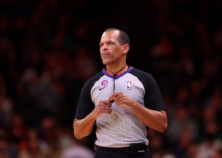 NBA, Basketball Herren, USA Atlanta Hawks at Phoenix Suns Feb 1, 2023 Phoenix, Arizona, USA NBA referee Eric Lewis during the Atlanta Hawks game against the Phoenix Suns at Footprint Center. Phoenix F ...