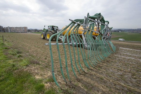 Ein Acker des Bauernhofs von Peter Wyss in Ittigen, Kanton Bern, wird am 3. April 2007 mit vergorenen Rohstoffen aus der hofeigenen Biogasproduktion geduengt. Aus organischen Abfaellen wird Biogas gew ...