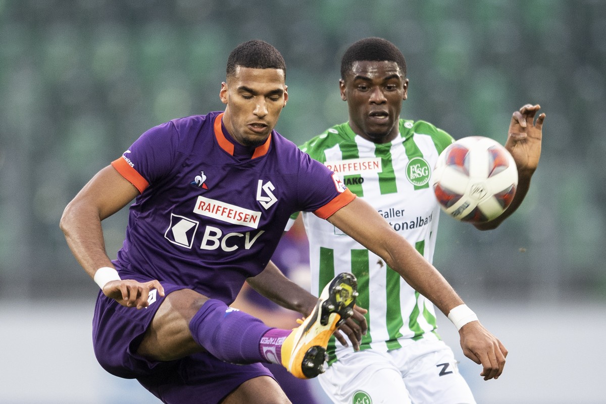 Lausannes Moritz Jenz, links, im Spiel gegen St. Gallens Kwadwo Duah, rechts, im Fussball Meisterschaftsspiel der Super League zwischen dem FC St. Gallen und dem FC Lausanne-Sport, am Sonntag, 22. Nov ...