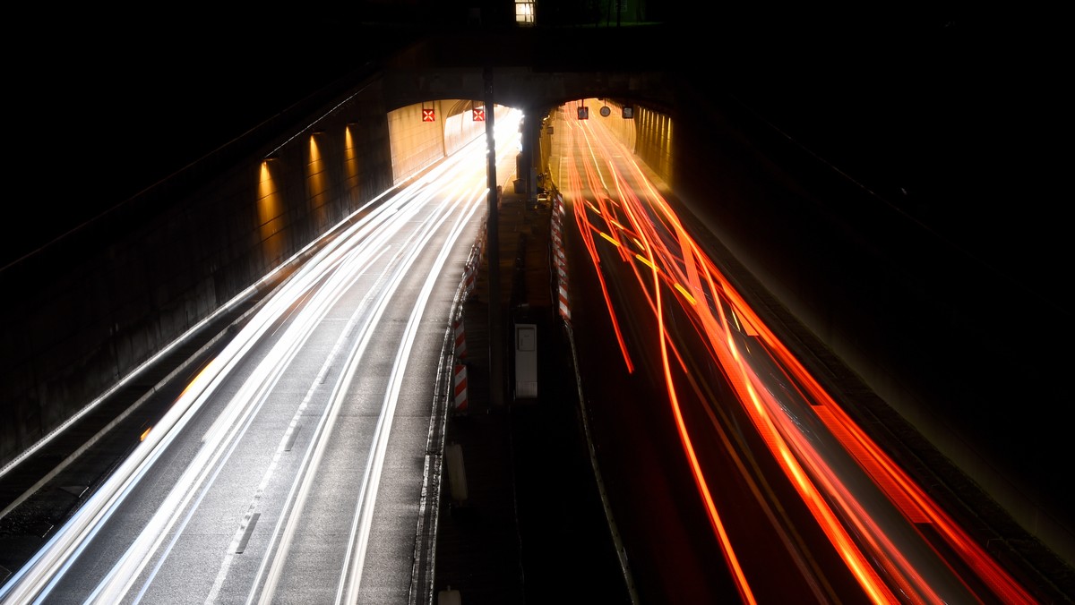 Autos fahren am 02.01.2017 durch die beiden Roehren des Kanaltunnels in Rendsburg (Schleswig-Holstein), (Langzeitbelichtung). Am 03.01.2017 wollen Verantwortliche in Kiel über die weitere Sanierung de ...
