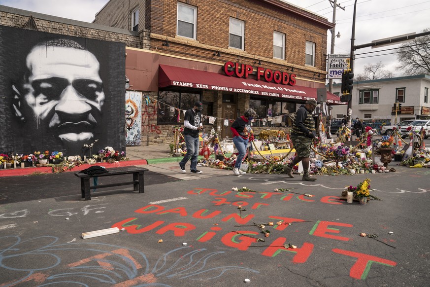 Visitors browse a memorial to George Floyd as a new addition commemorating Daunte Wright is displayed outside Cup Foods, Wednesday, April 14, 2021, in Minneapolis, Minn. (AP Photo/John Minchillo)