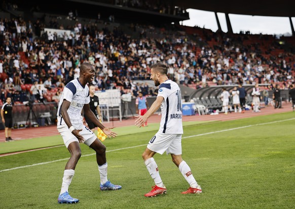 FC Zuerichs Antonio Marchesano, rechts, jubelt mit Assan Ceesay nach seinem Tor zum 4.2 gegen den FC Sions, beim Fussballspiel der Super League zwischen dem FC Zuerich und dem FC Sion im Letzigrund St ...