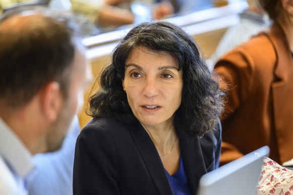 Eveline Salzmann, SVP, diskutiert im Berner Kantonsparlament anlaesslich der Sommersession des Grossen Rates im Rathaus in Bern, fotografiert am Mittwoch, 3. Juni 2026. (KEYSTONE/Christian Beutler)