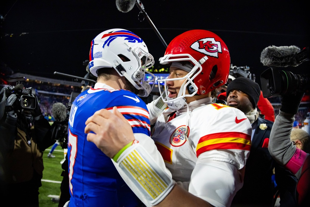 NFL, American Football Herren, USA AFC Divisional Round-Kansas City Chiefs at Buffalo Bills Jan 21, 2024 Orchard Park, New York, USA Kansas City Chiefs quarterback Patrick Mahomes 15 greets Buffalo Bi ...