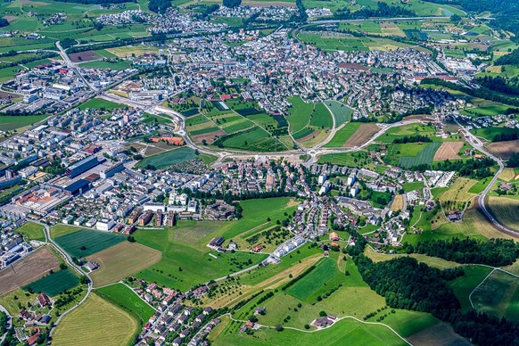 Die Tangente Baar-Zug führt als zweispurige Kantonsstrasse vom Anschluss Margel an der Ägeristrasse rechts zum Autobahnanschluss Baar (links oben).