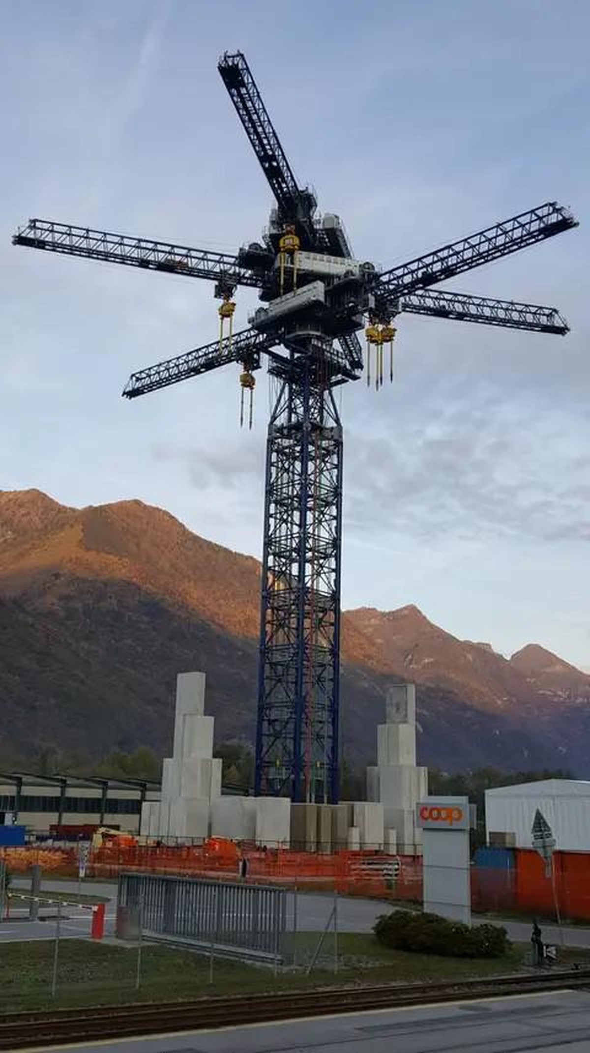 La grue d'Energy Vault à Arbedo-Castione, près de Bellinzone.