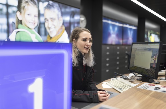 ZUM SBB-REISEZENTRUM IN ZUERICH OERLIKON STELLEN WIR IHNEN HEUTE, DONNERSTAG, 18. JANUAR 2018 FOLGENDES NEUES BILDMATERIAL ZUR VERFUEGUNG --- An SBB employee is working at a counter in the SBB Travel  ...