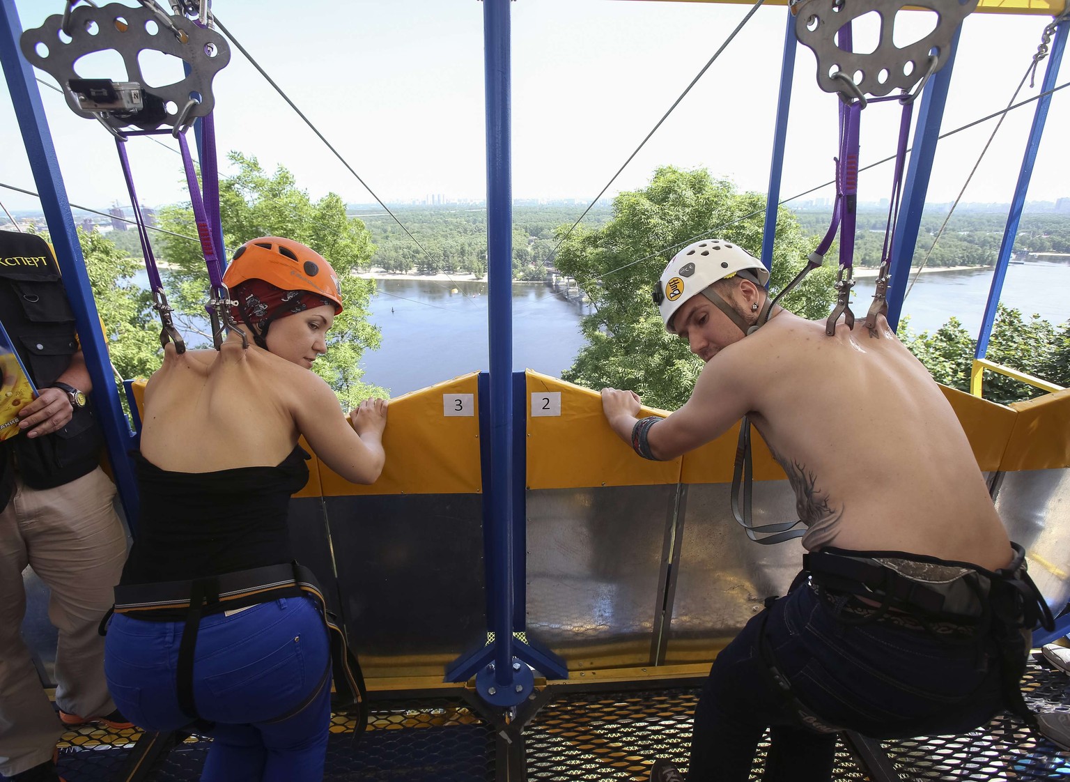 Deshalb finden wir es gar nicht mehr so schlimm, dass er sich nun über die Brüstung in die Tiefe stürzt. So wie auch die Mariya. Allerdings hängen sie am Seil, das an ihren Rücken befestigt ist.