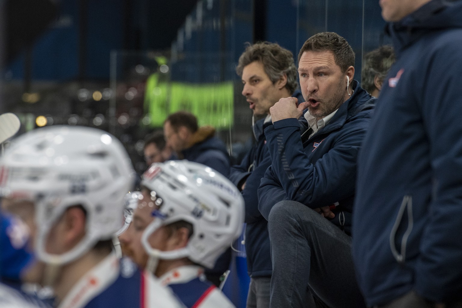 Der Head Coach von Kloten, Jeff Tomlinson beim Eishockey Qualifikationsspiel der Swiss League zwischen dem EVZ Academy und dem EHC Kloten am Montag, 7. Februar 2022 in Zug. (KEYSTONE/Urs Flueeler)