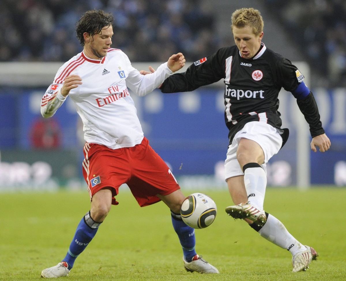 epa02043717 Hamburg's Marcus Berg (L) and Frankfurt's Christoph Spycher (R) vie for the ball during the German Bundesliga soccer match SV Hamburg vs Eintracht Frankfurt at HSH Nordbank Arena ...