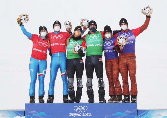 epa09748419 (L-R) Silver medalists Michela Moioli and Omar Visintin of Italy, gold medalistsLindsey Jacobellis and Nick Baumgartner of the USA and bronze medalists Meryeta Odine and Eliot Grondin of C ...