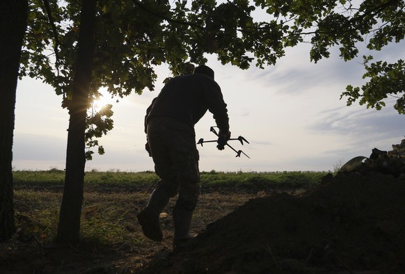 <p>Die Ukraine wehrt sich erfolgreich gegen den Aggressor Russland, dabei spielen Drohnen eine zentrale Rolle. In dieser Bildstrecke geht es um Meilensteine und historische Wendepunkte...</p& ...