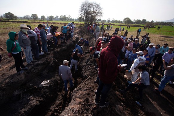 epa07304950 Citizens participate in a search for the remains of the people who died at the site of a gasoline pipeline explosion in Tlahuelilpan, Mexico, 20 January 2019. The death toll from the explo ...