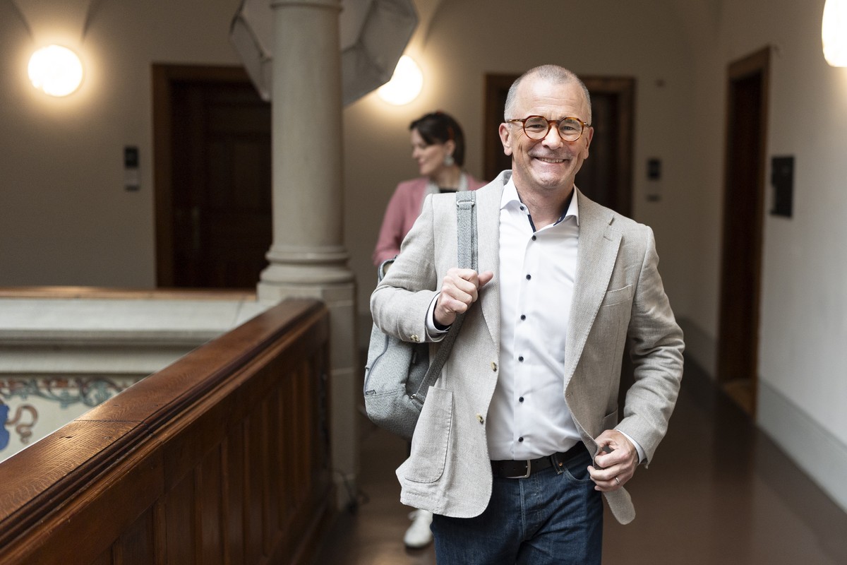 Der neu gewaehlte Stadtpraesident Raphael Golta (SP) kommt im Stadthaus an, um die Auszaehlung der Stimmen abzuwarten und die Wahl zu feiern, fotografiert am Sonntag, 10. Mai 2026 in Zuerich. (KEYSTON ...
