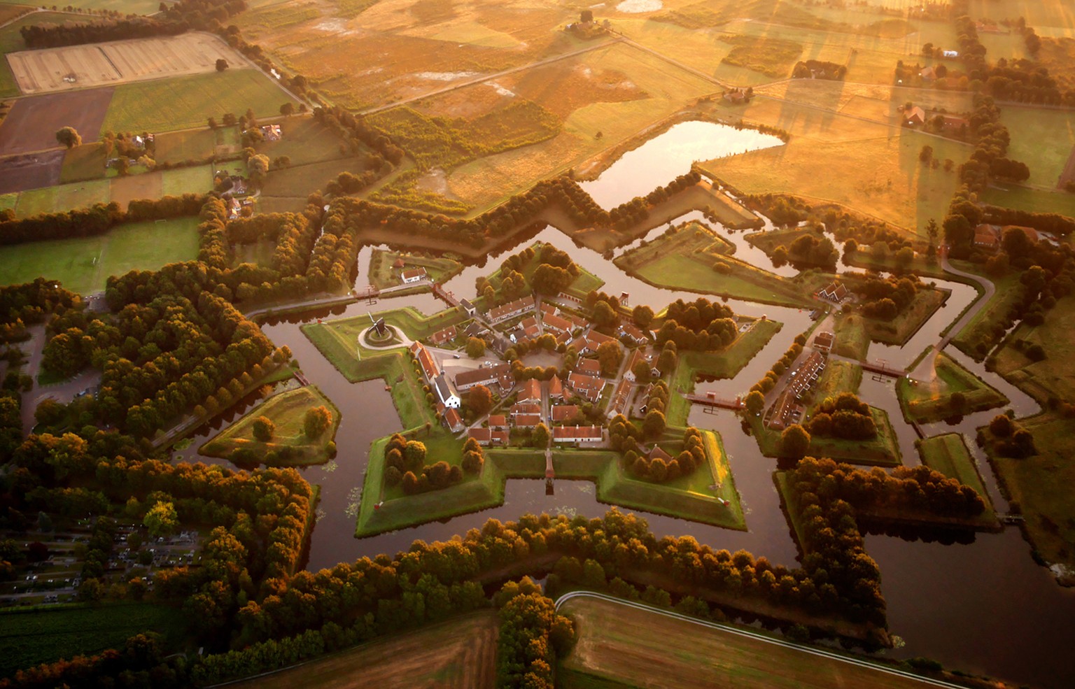 Die sternförmige Festung Bourtange in der niederländischen Provinz Groningen. Drei Jahrhunderte nach dem die letzten Kanonenkugeln auf die Festung abgefeuert wurden, dient es heute als Museum und ist  ...