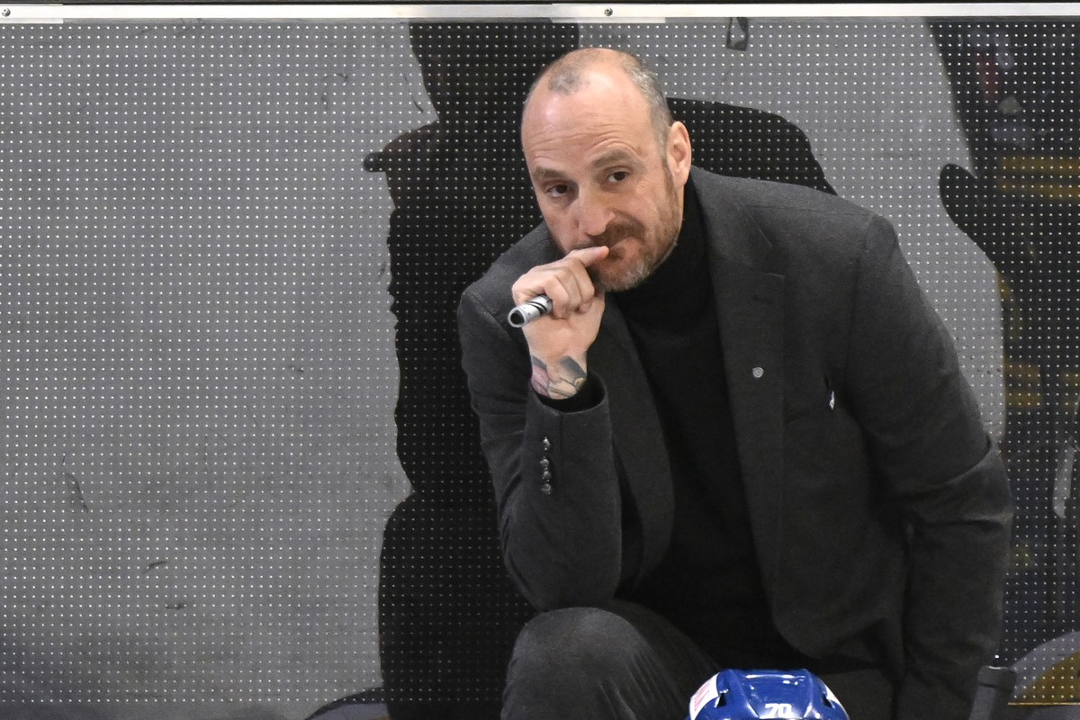 Der Davoser Head Coach Christian Wohlwend hinter der Bank, in Spiel 4 des Playoff 1/2 Final Eishockeyspiels der National League beim Eishockey Spiel der National League zwischen dem HC Davos und dem E ...