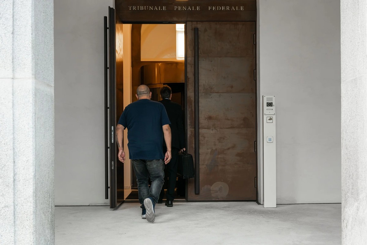 Der Angeklagte beritt den den Gerichtssaal. procès mafia à Bellinzone