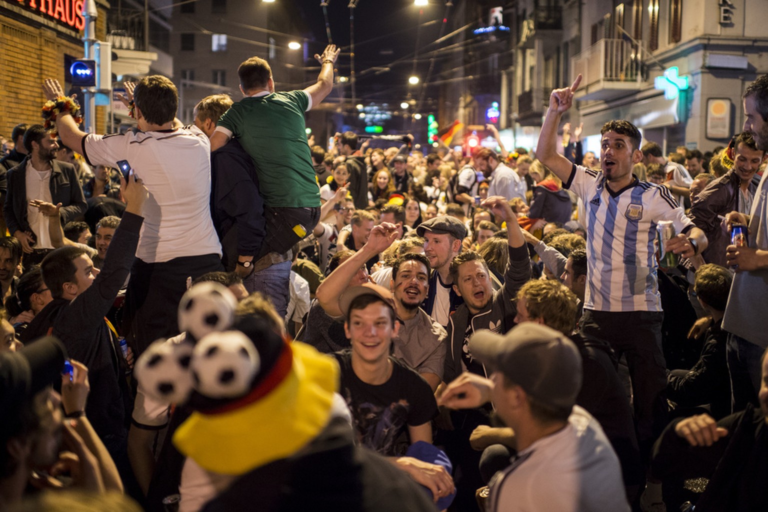 Grosse WM-Party auf der Langstrasse: Soweit das Auge reicht gut gelaunte Fans – und auch ein paar argentinische Anhänger feiern mit.&nbsp;