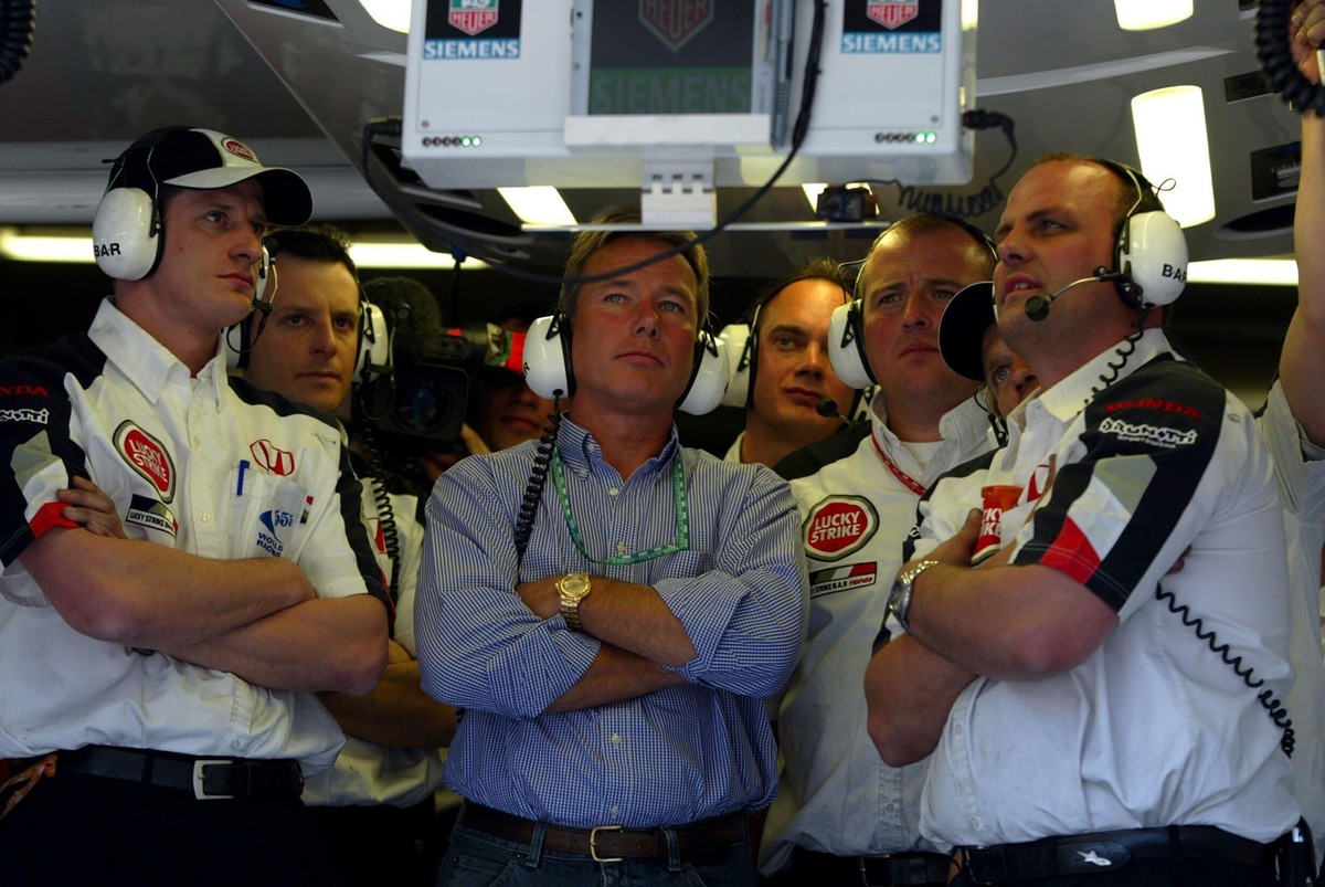 Jacques Villeneuve s Manager Craig Pollock (GBR) and the BAR mechanics watch qualifying. Formula One World Championship, WM, Weltmeisterschaft Rd6, Austrian Grand Prix, A1-Ring, Austria, 17 May 2003.  ...