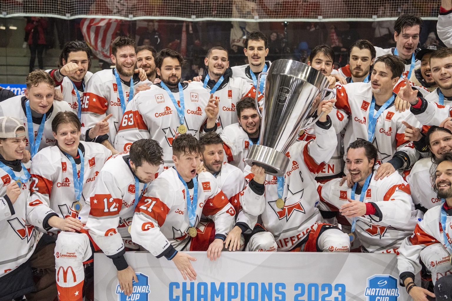 Die Spieler von Martigny feiern den Cupsieg nach dem Herren Eishockey National Cup Final zwischen dem HCV Martigny und EHC Arosa am Sonntag, 5. Februar 2023 in Luzern. (KEYSTONE/Urs Flueeler).