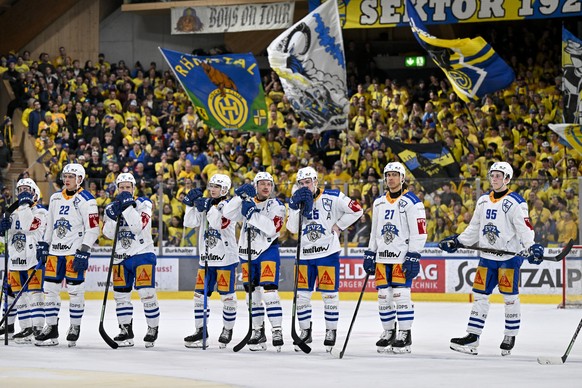 Enttaeuschte Zuger nach der 4:3 Niederlage, beim ersten Eishockey Playoff Viertelfinalspiel im Eishockey Spiel der National League zwischen HC Davos, HCD und EV Zug, EVZ, am Freitag, 20. Maerz 2026, i ...