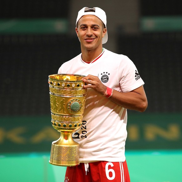 epa08528461 Thiago Alcantara of FC Bayern Munich poses with the trophy after winning the DFB Cup final match between Bayer 04 Leverkusen and FC Bayern Munich at Olympiastadion in Berlin, Germany, 04 J ...