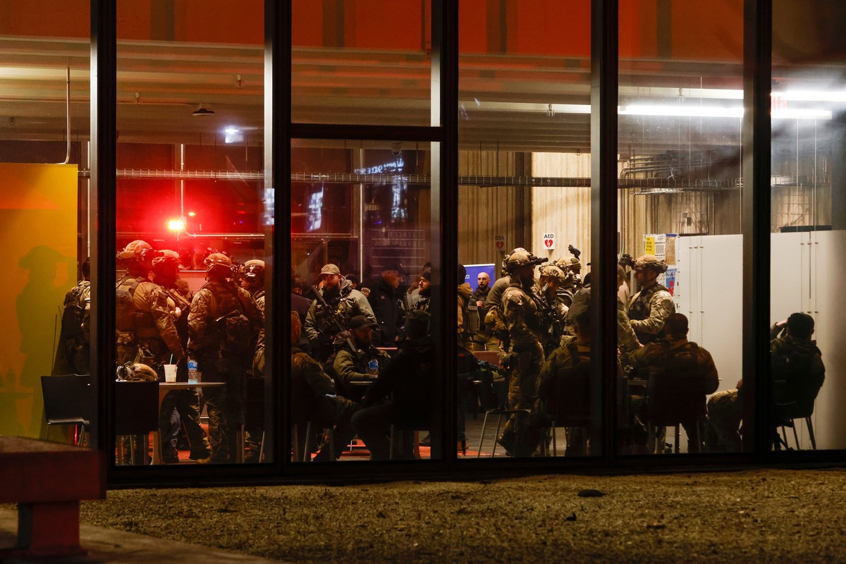 Police S.W.A.T. team members gather inside Brown University's Sciences Library after a shooting Saturday, Dec. 13, 2025, in Providence, R.I. (Lily Speredelozzi/The Sun Chronicle via AP)
Brown Uni ...