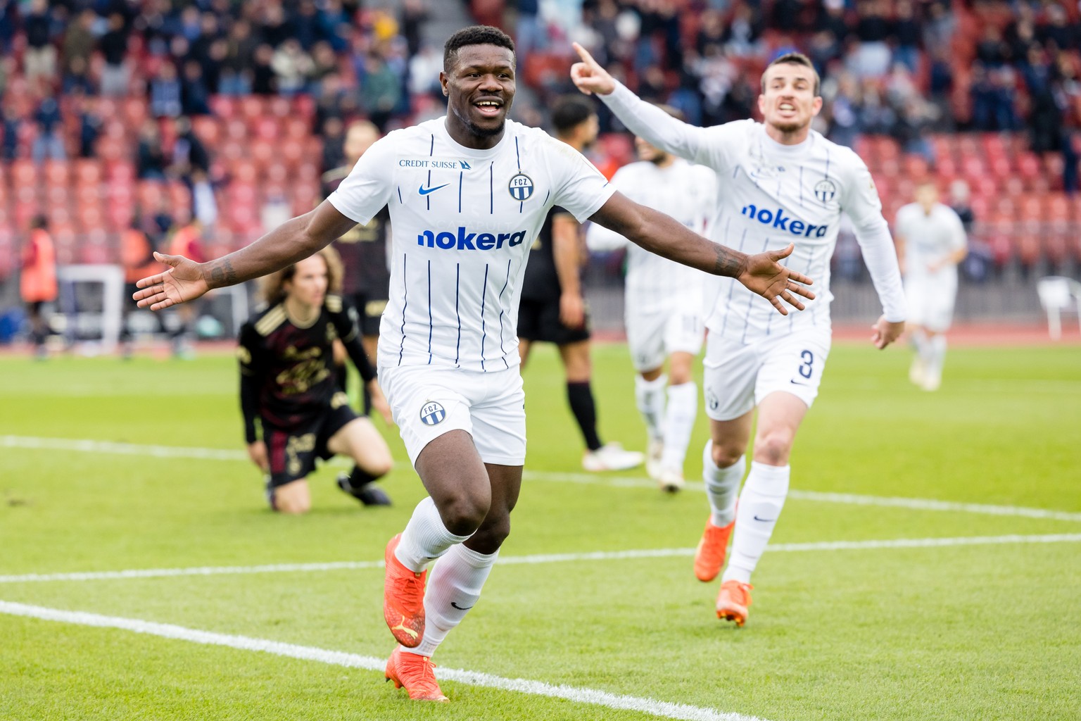 FC Zuerichs Aiyegun Tosin, links, und Adrian Guerrero bejubeln das Tor zum 3:0 im Fussball Meisterschaftsspiel der Super League zwischen dem FC Zuerich und Servette FC am Sonntag, 13. November 2022 im ...