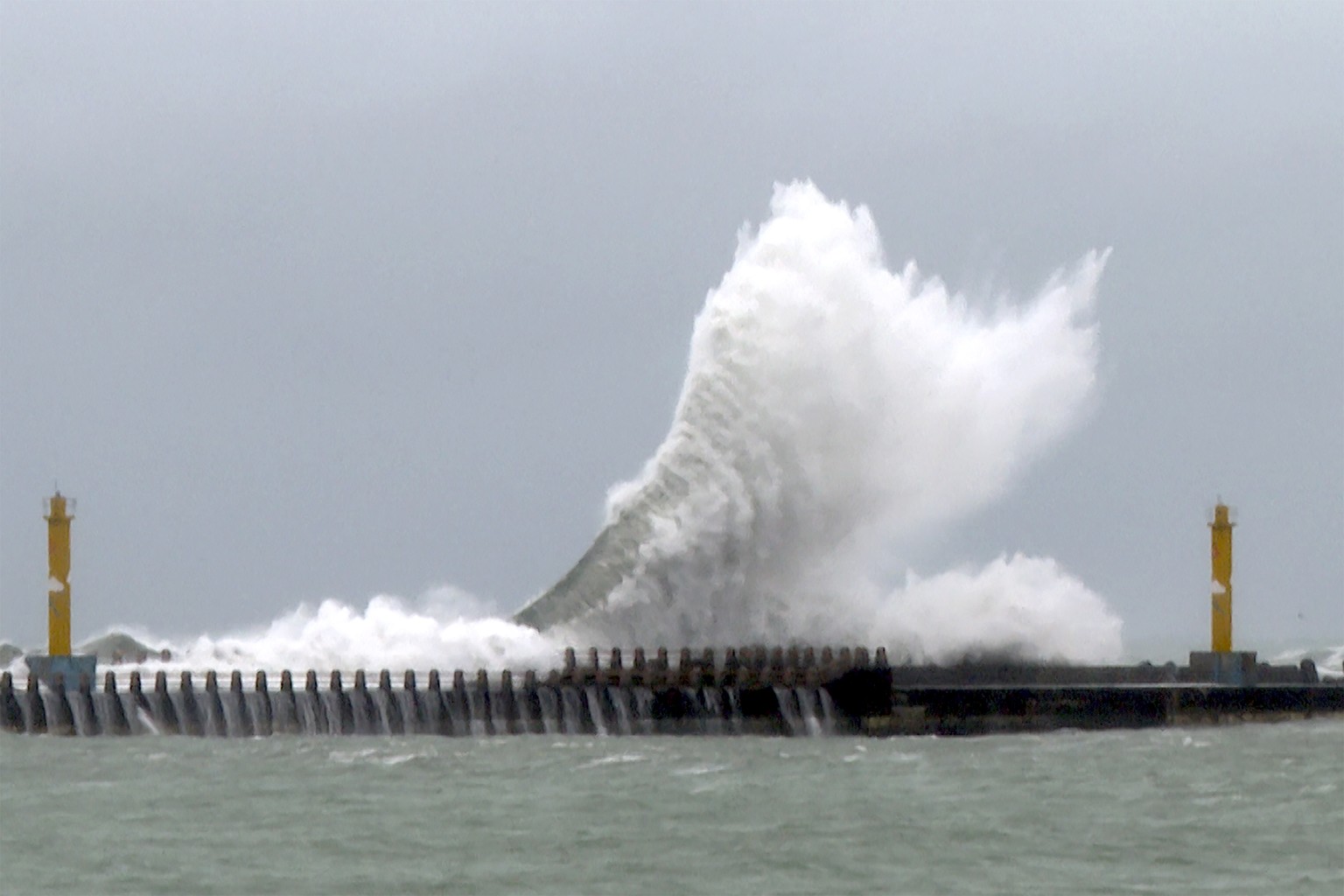 Bei heftigem Regen und Sturm sind in Taiwan mindestens zwei Menschen durch den Taifun «Gaemi» getötet worden.
CORRECTS MONTH - Waves crash onto the coastline before typhoon Gaemi makes landfall in nor ...