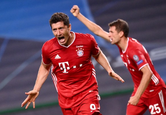 epaselect epa08613554 Robert Lewandowski (L) of Bayern Munich celebrates scoring the 3-0 lead during the UEFA Champions League semi final match between Olympique Lyon and Bayern Munich in Lisbon, Port ...