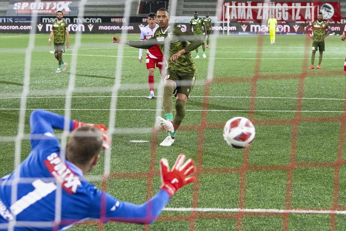 Thuns Torhueter Andreas Hirzel, links, ist geschglagen, Sions Guillaume Hoarau trifft mittels Penalty zum 0-3 im ersten Fussball Barragespiel zwischen der Super League und der Challenge League mit dem ...