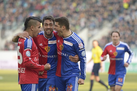 15.03.2015; Basel; Fussball Super League - FC St.Gallen - FC Basel; Derlis Gonzalez, Matias Delgado, Davide Calla (Basel) jubeln ueber das Tor zum 1:2
(Claudia Minder/freshfocus)