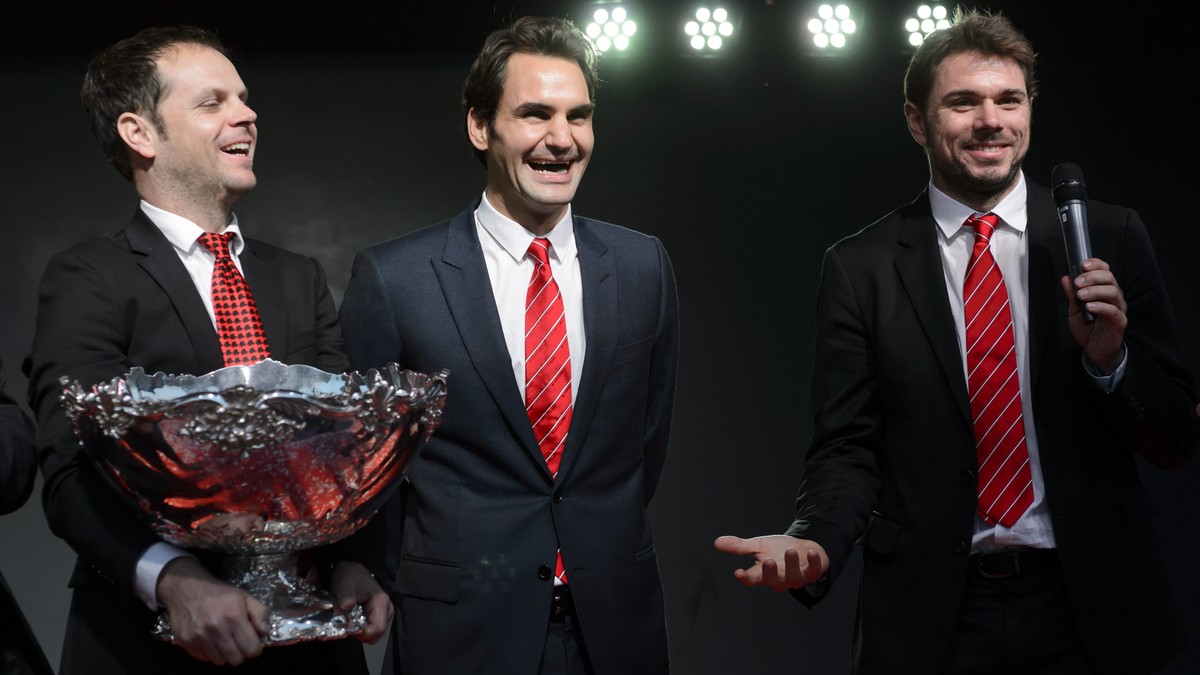 epa04502330 Swiss Davis Cup Team captain Severin Luethi, left, and tennis players Roger Federer, center, and Stanislas "Stan" Wawrinka, right, pose with the Cavis Cup Trophy, one day after w ...