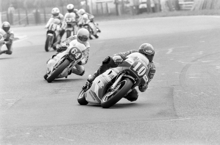 Jacques Cornu, Nummer 10, fuehrt am 18. Mai 1986 beim GP der Nationen in Monza ein Verfolgerfeld an. Cornu, auf Honda, beendet das Rennen der 250ccm-Klasse als Sechster. (KEYSTONE/Karl Mathis)
