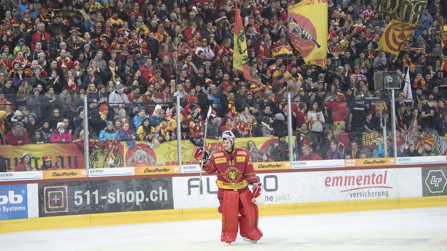 Tigers Goalie Damiano Ciaccio jubelt den Fans zu nach dem Eishockey National League A Spiel zwischen den SCL Tigers und dem SC Bern, am Samstag, 7. Januar 2017, in der Ilfishalle in Langnau. (KEYSTONE ...