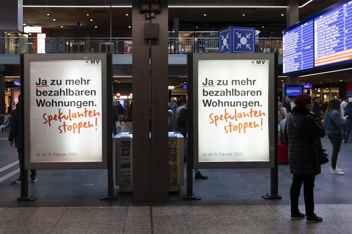 Plakate mit der Aufschrift "Ja zu mehr bezahlbaren Wohnungen. Spekulanten stoppen!" haengen im Hauptbahnhof in Bern, am Donnerstag, 6. Februar 2020. (KEYSTONE/Peter Klaunzer)